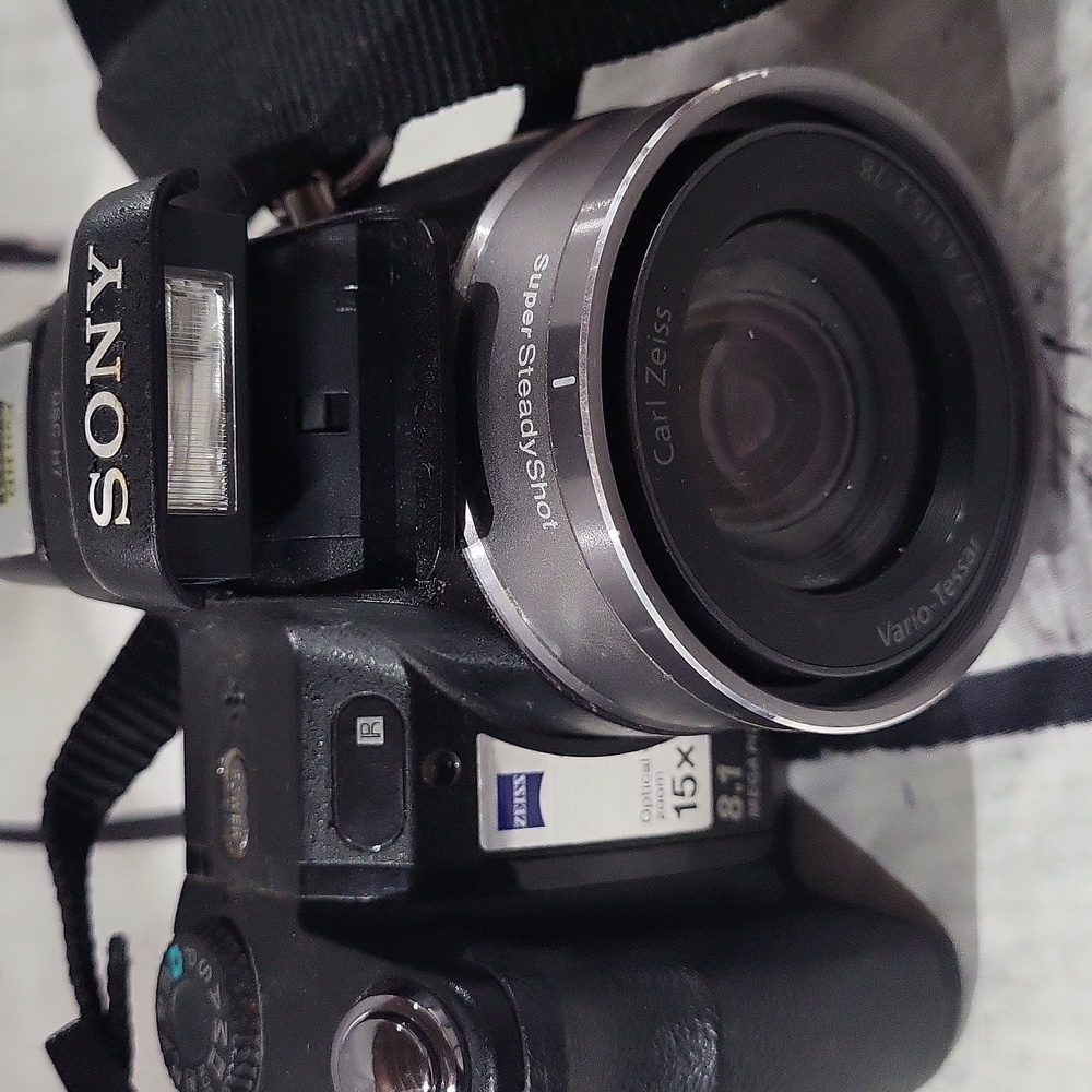 Sony Black Digital Camera Cybershot - Picture 2 of 5